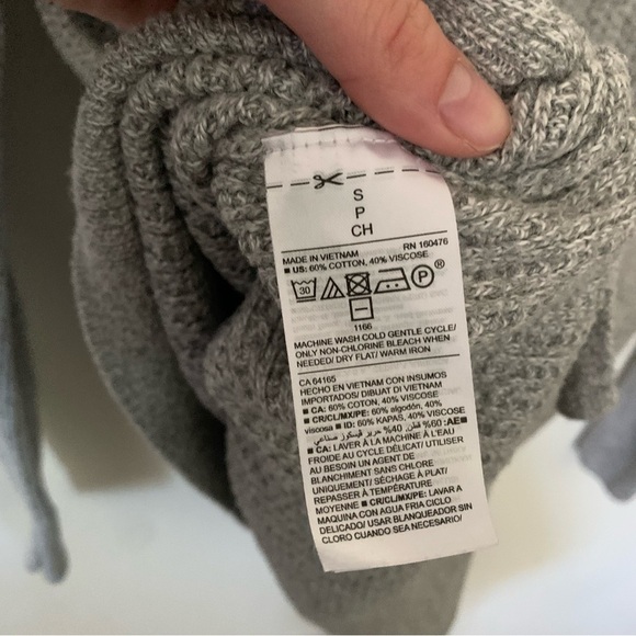 Old Navy Light Grey Knit Sweater Size Small Hole - Picture 9 of 9